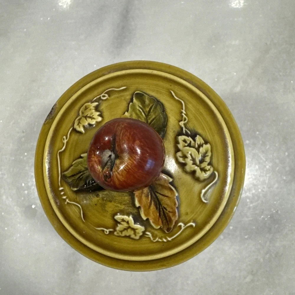 Vintage Geo Z Lefton Green Ceramic 3-D Embossed Canister w/ Lid Fruit Apple Pear